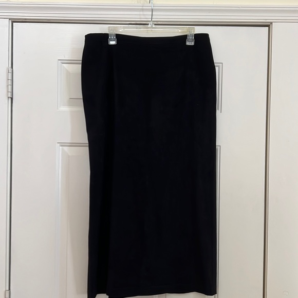 🥰SALE🥰BLACK FAUX SUEDE MID-LENGTH SKIRT - Picture 1 of 4